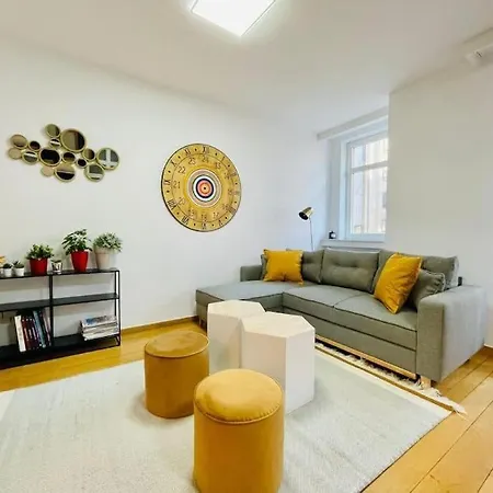 Stylish 2 Bedrooms In Center *
