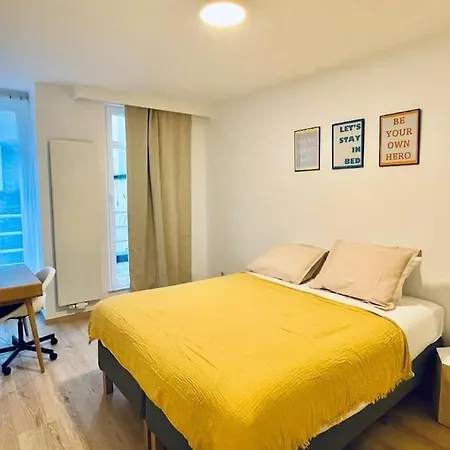 Stylish 2 Bedrooms In Center Apartment *
